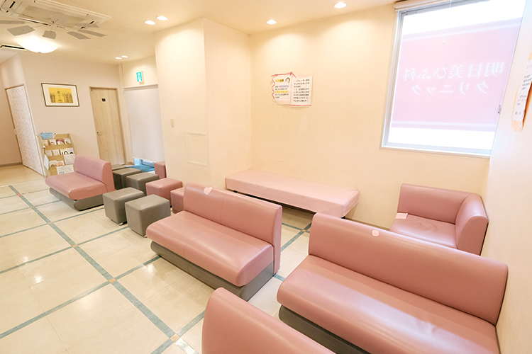 明日美ひふ科クリニック 八千代市 開放的な待合室