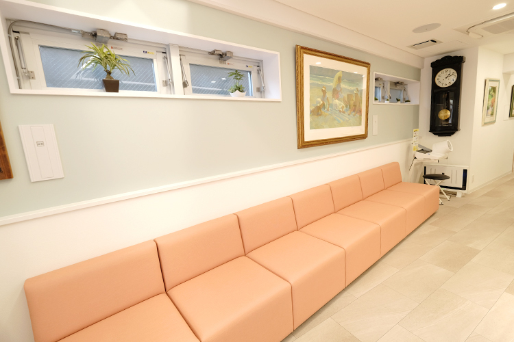 小野寺産婦人科 千葉市中央区 門礼や先代の頃から使われている柱時計が飾られくつろげる待合