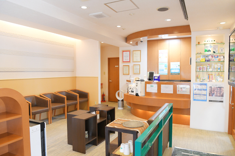 つかだ歯科医院 船橋市 バリアフリー仕様の院内。待合室にはキッズスペースもある