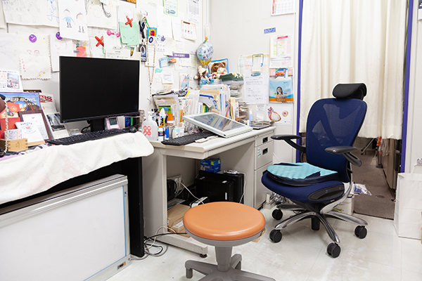 学芸大学ファミリークリニック 目黒区 診察室の壁には、かかりつけ患者からのメッセージが貼られている