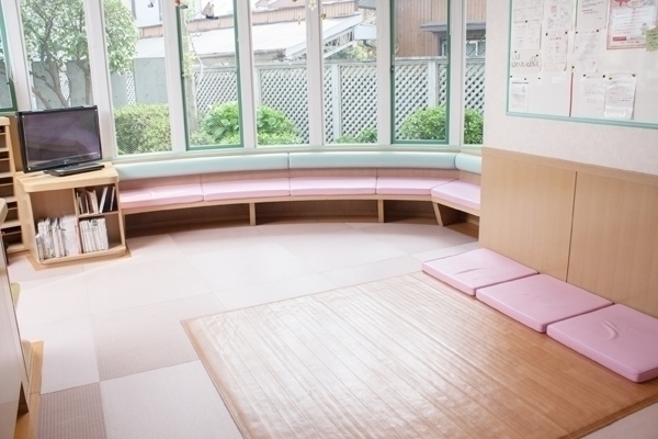 しみず医院 足立区 明るく広々とした待合室。子どもに優しいビニール畳