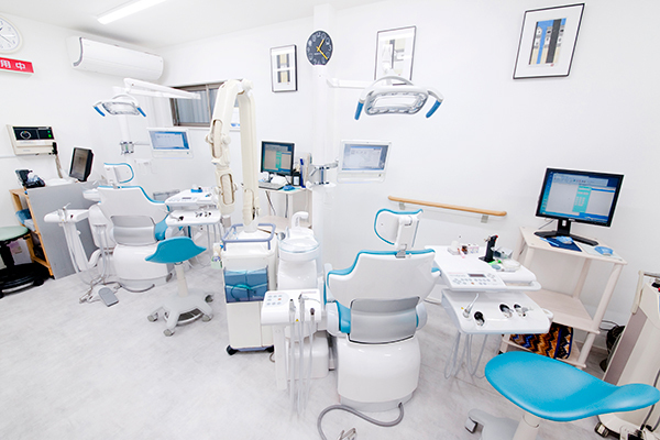 青木第二歯科医院 新宿区 白に爽やかなブルーが映える、印象的な院内