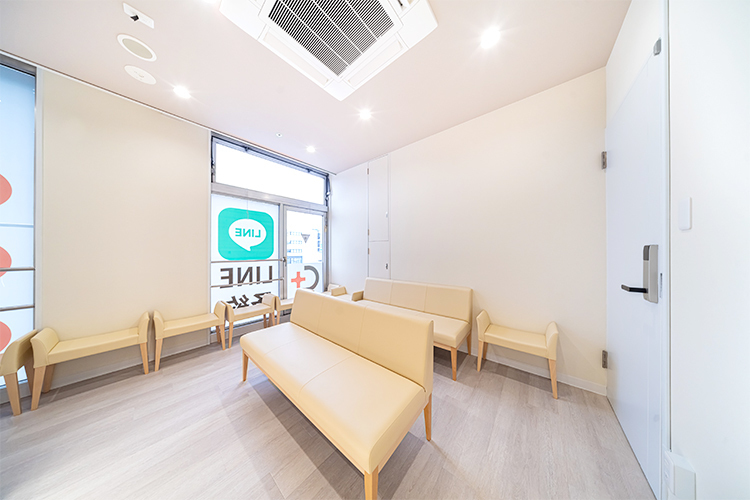 クリニックプラス西船橋 船橋市 清潔感のある広々とした待合室