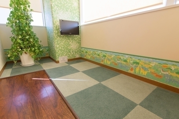 打瀬並木道クリニック 千葉市美浜区 キッズスペースもあり、壁紙の絵がかわいらしい