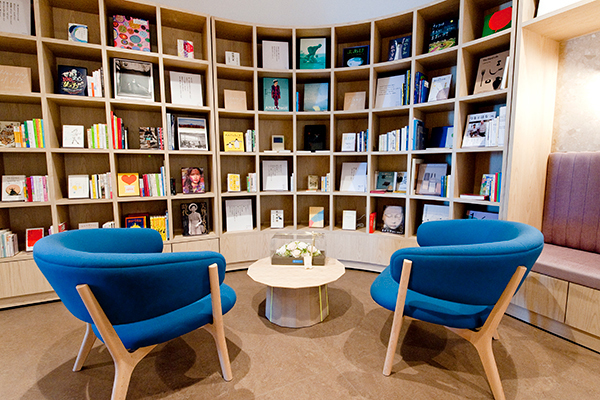 フィーカ レディースクリニック 中央区 さまざまなジャンルの本が置いてあり、待ち時間も楽しめる