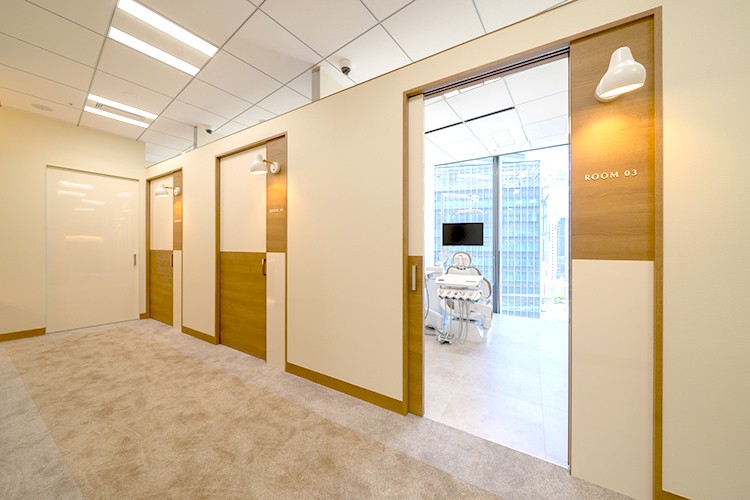 矯正歯科医院大阪オルソ 大阪市北区 診察室はすべて個室になっていて落ち着いて診察を受けられる