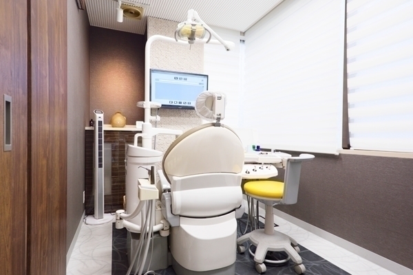 トヨムラ歯科医院 江東区 個室の診察室。インプラント治療専門の歯科医師が在籍