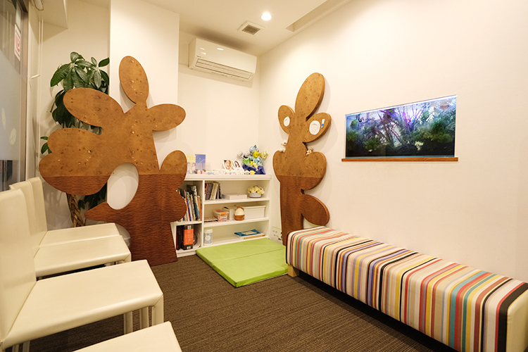 はやし歯科・矯正歯科 世田谷区 待合室横にはキッズスペースも併設