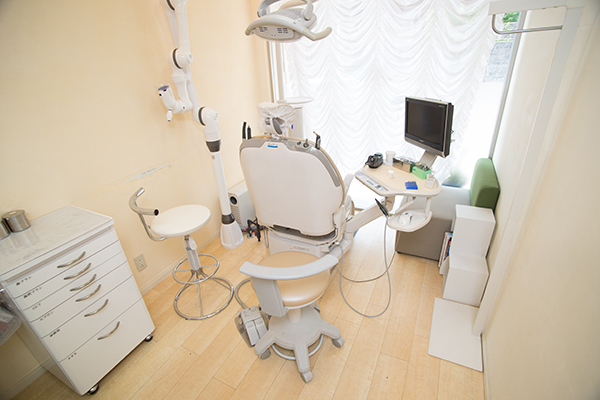 モリシタ歯科医院 大阪市天王寺区 日の光が差し込む中でリラックスして診療を受けられる