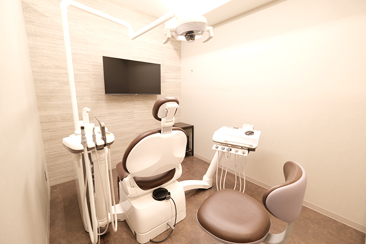 あおたに歯科 神戸市中央区 診察ユニットは車いすやベビーカーも入れるよう広く設計