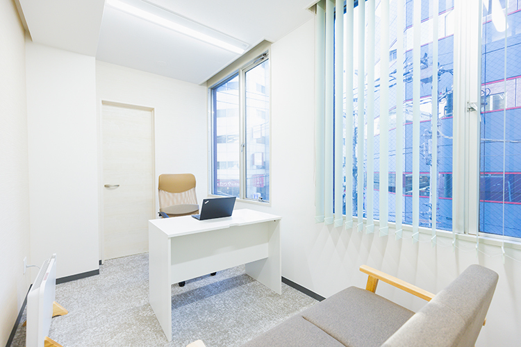 恵比寿駅前メンタルクリニック 渋谷区 自然光が差し込み落ち着いた雰囲気の院内