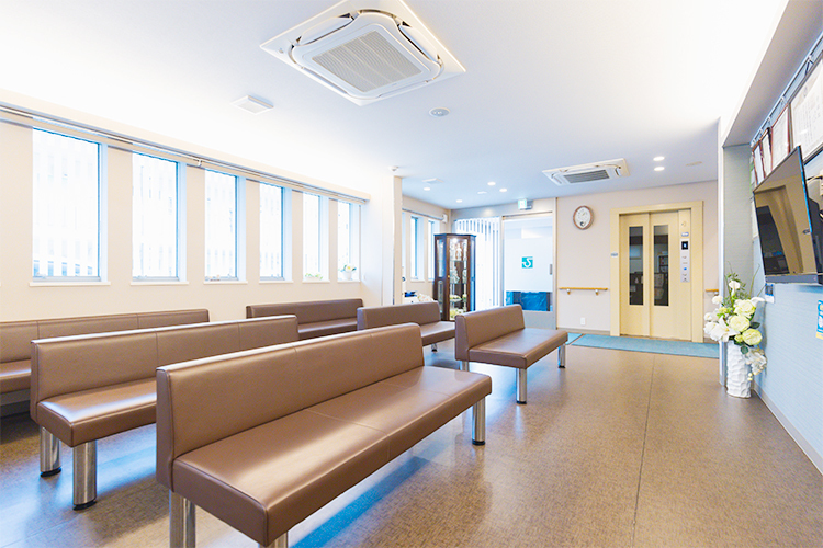 ひらくクリニック 世田谷区 スロープやエレベーターを完備し、バリアフリーに配慮している