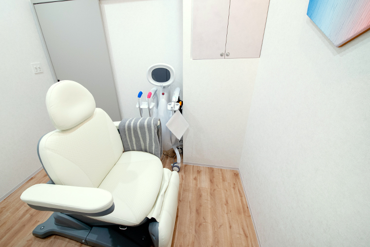 LIKKAスキンクリニック 品川区 処置室。居心地が良い空間になるような色合いにまとめている