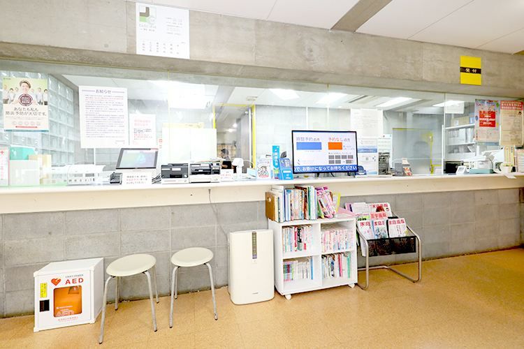じんないクリニック 茨木市 受付では笑顔で迎えてくれる