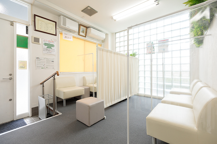 南ときわ台耳鼻咽喉科 板橋区 清潔に保たれた待合室。飛沫感染防止用の仕切りも設置