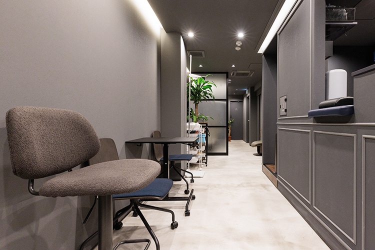 Akira International Clinic 港区 シックで落ち着いた雰囲気の院内