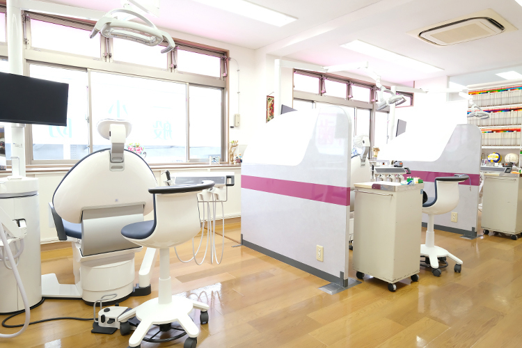 てらち歯科 堺市北区 診療スペースには4台のチェアが備えられている