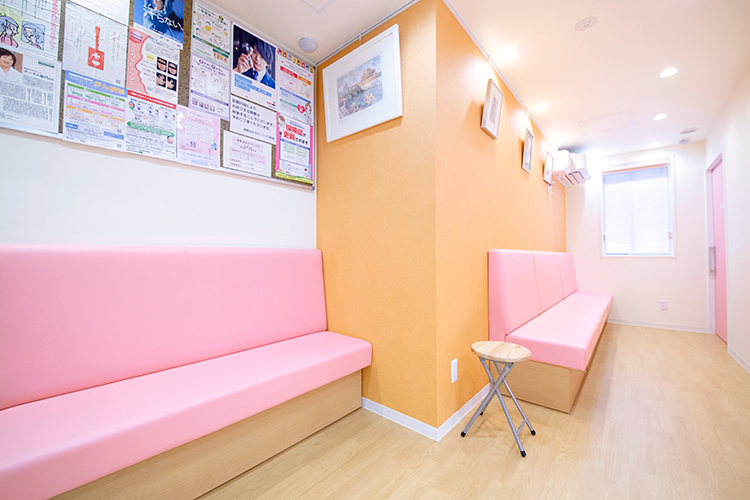 祖師谷みちクリニック 世田谷区 明るい色調の院内は、元気になれるような空間をめざした