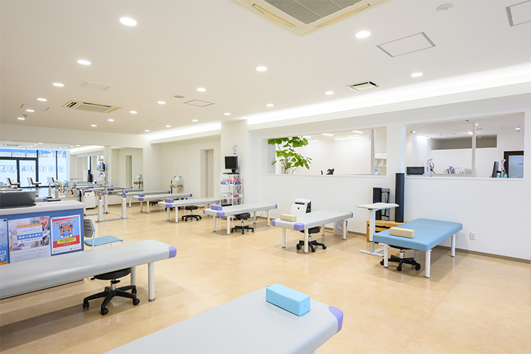 とみた整形外科クリニック 高槻市 広々としていて設備の豊富なリハビリテーション施設