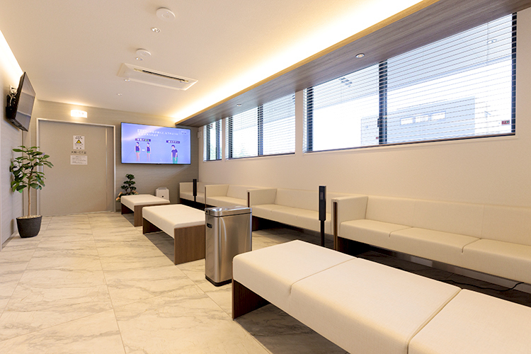 沼津グルメ街道クリニック 沼津市 広々とした待合室