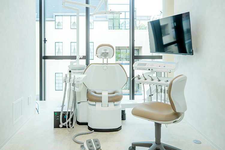 京都河原町スマイルデザイン歯科・矯正歯科 京都市中京区 大きな窓に面した診療室は開放的な空間