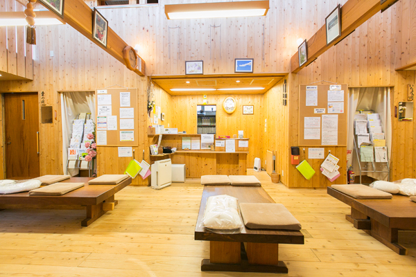 あいち熊木クリニック 日進市 待合室と受付。木のぬくもりで温かみがあり落ち着いて待てる