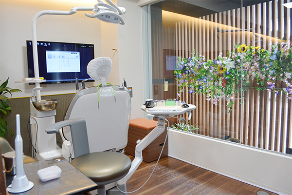 さくら歯科医院 大阪市生野区 半個室のユニットは治療に専念できる仕様