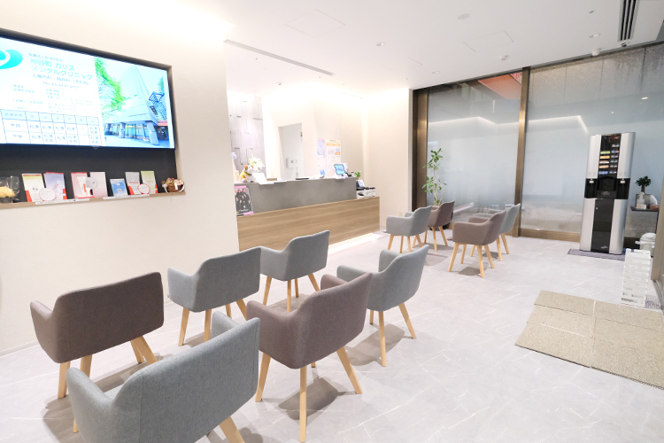 神谷町カリスメンタルクリニック 港区 落ち着いた色味で統一され、落ち着いた雰囲気の待合室