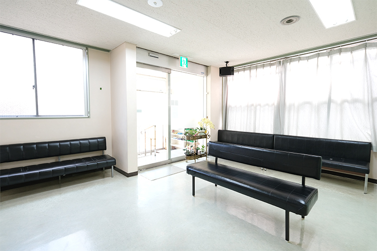 権藤診療所 大阪市住吉区 広々とした待合スペース