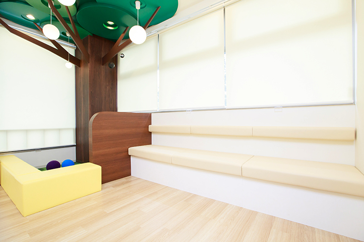 茅ヶ崎さかもとデンタルクリニック 茅ヶ崎市 広々とした待合室にはキッズスペースも併設