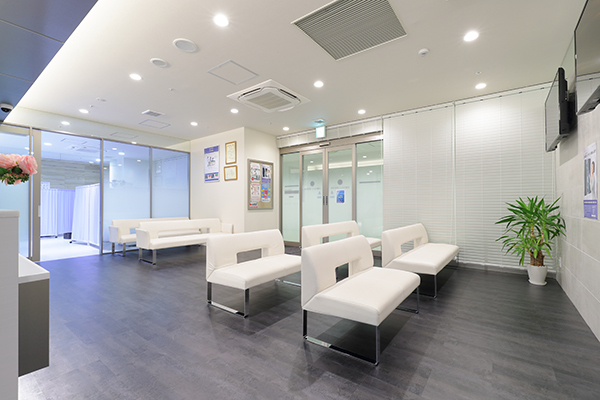 逆瀬川かとう整形外科 宝塚市 白を基調とした落ち着く待合スペース