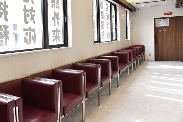 ナビゲーションCLINICレイクタウン 越谷市 白と茶を基調とした、自然光が優しく差し込む温かみのある待合室