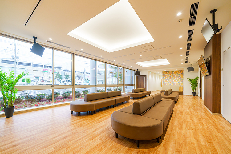 かわぐちレディースクリニック 川口市 患者が安心して来院できる、明るく開放的な待合スペース