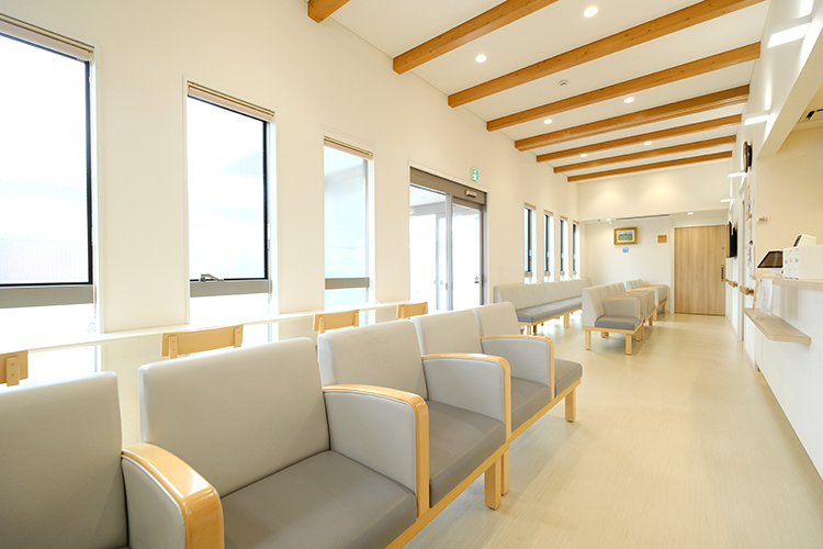 新座クリニック 新座市 開放的で温かい日差しが差し込む