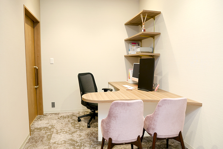 日浅レディースクリニック 福岡市中央区 診察室。患者に寄り添った診療を心がける