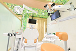 ホワイトプラザ歯科 世田谷区 小児歯科専用ユニットの部屋はかわいらしい壁紙が印象的
