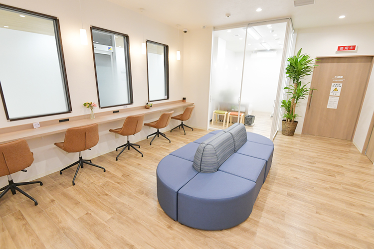 まつうら整形・肩肘 スポーツクリニック 堺市西区 待合スペースはソファーやカウンターを設置しくつろげる空間に