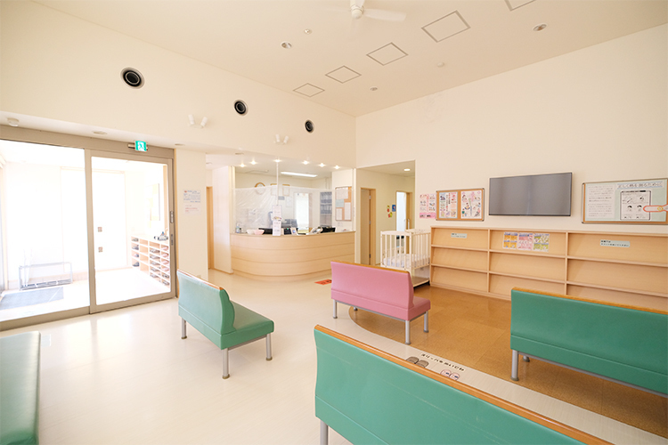 やぶたこどもクリニック 岐阜市 キッズスペースやテレビもあり、待ち時間への工夫もされている