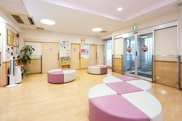 サンタハウスこどもクリニック 品川区 キッズスペース併設の待合室。床にはスプリングが入っている