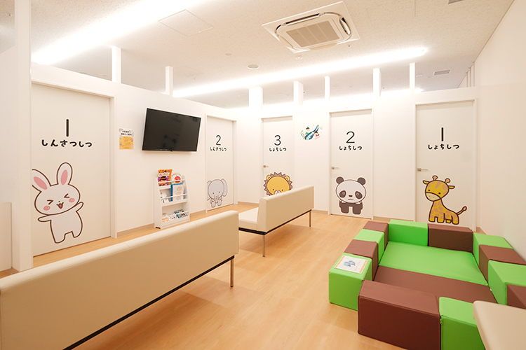 深川ギャザリア青空こどもクリニック 江東区 広々とした待合でモニターからは子ども向けアニメが流れる
