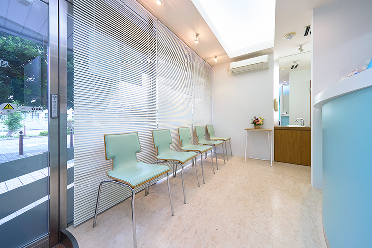 鹿沼台こばやかわ歯科 相模原市中央区 ブルーとホワイトを基調とした爽やかな印象の待合スペース