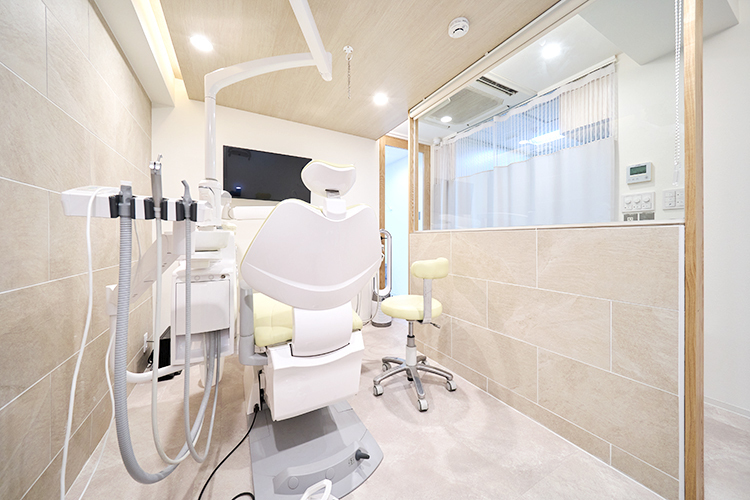 飯田橋IB歯科 千代田区 プライバシーに配慮し、半個室と完全個室の診療台を完備