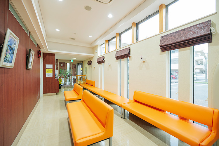 たかおか小児科 松山市 太陽の光が差し込む明るい待合室