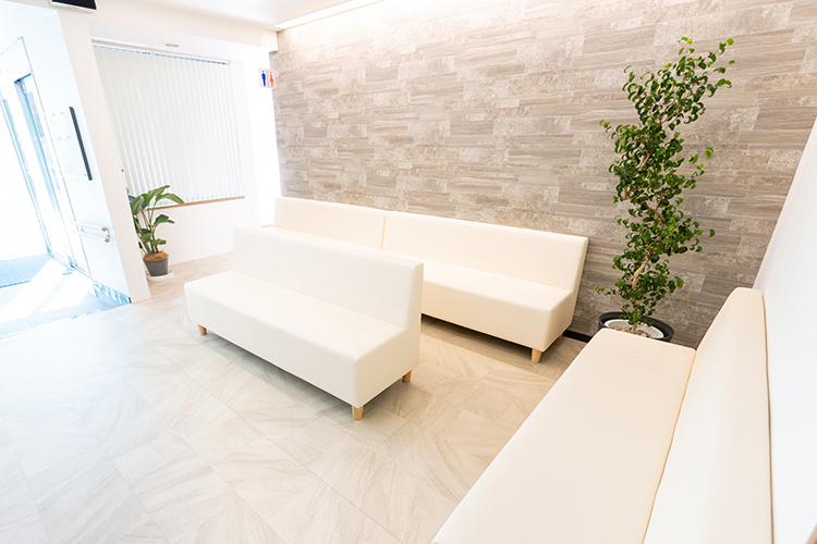 中村脳神経外科クリニック 福岡市城南区 白を基調にした待合室は温かな雰囲気が漂う