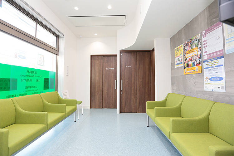 にしぼう内科クリニック 吹田市 ライトグリーンが印象的で、院内は各部屋への移動がしやすい設計