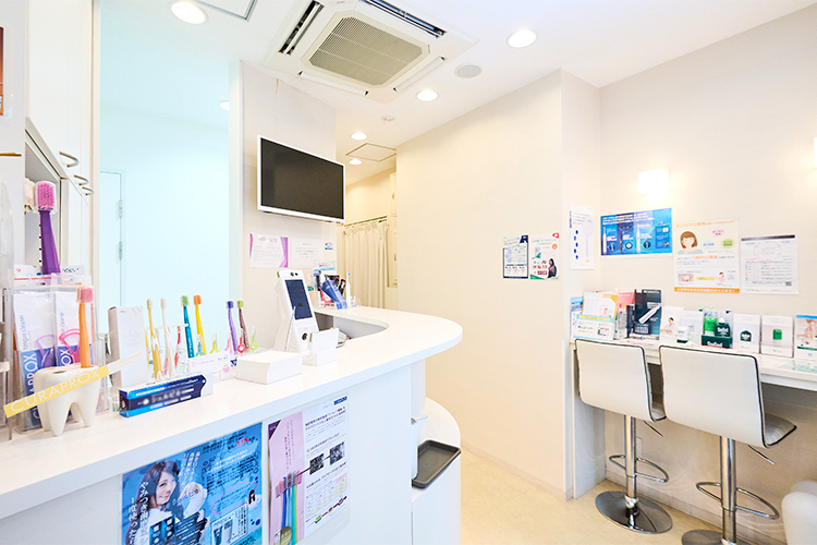 T's DENTAL salon 港区 陽光がたっぷり入り、明るくて清潔感あふれる待合室