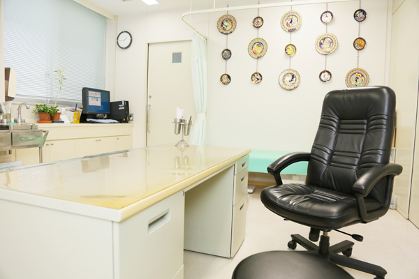 いずみ医院 横浜市港南区 ゆとりのある診療室。生活習慣病や食事についても指導してくれる