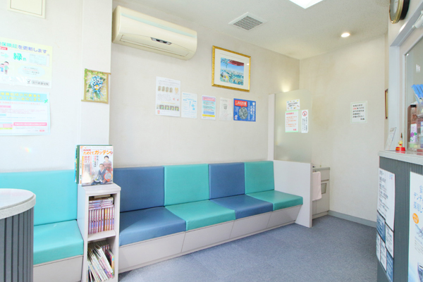 大田歯科 大阪市東住吉区 窓から明るい日差しが差し込む待合室