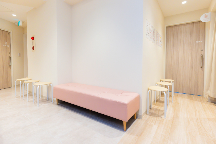 白楽ななこ皮膚科 横浜市神奈川区 白と木目を基調とした温かみのある院内