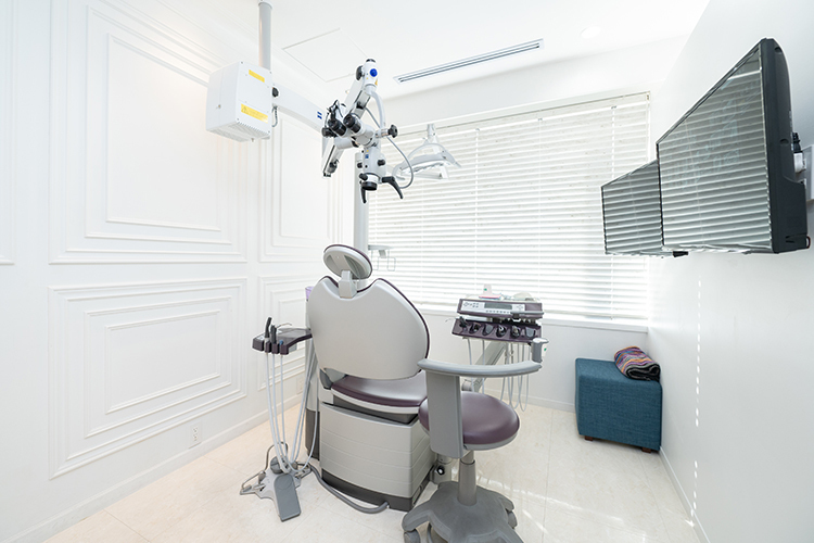 横浜エス歯科クリニック 横浜市西区 白を基調にした診療スペース